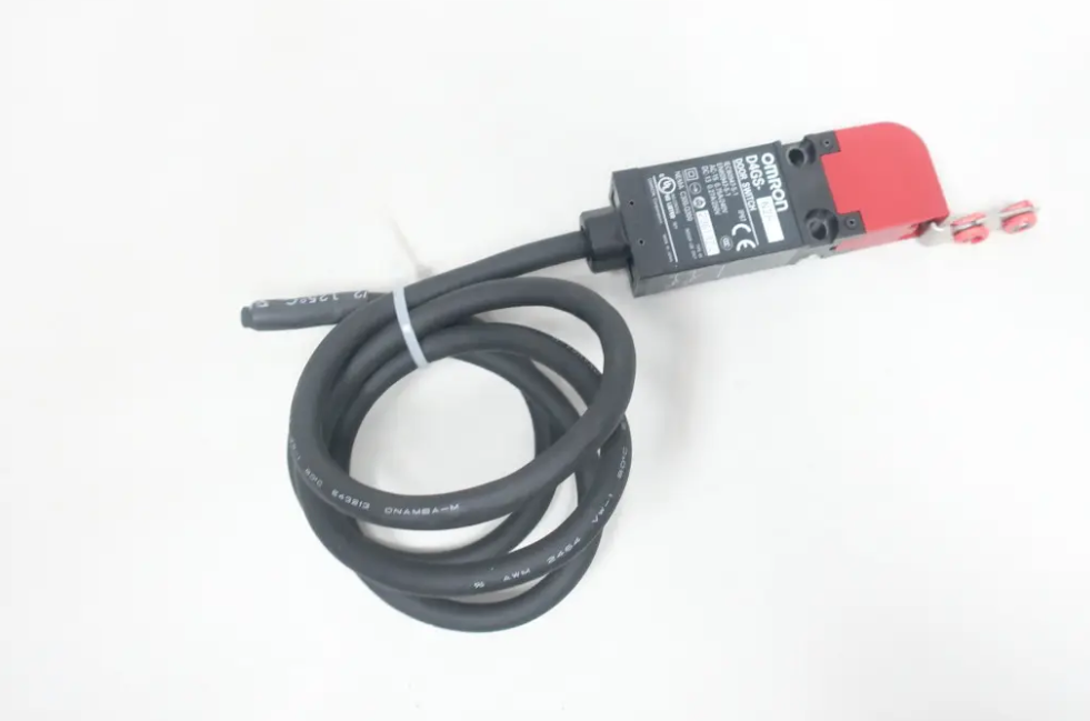 OMRON D4GS-N2R Safety door switch, IP67, 2NC (slow-action), horizontal key inser